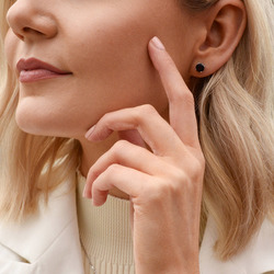 Obrázek č. 2 k produktu: Stříbrné náušnice Hot Diamonds Anais Granát AE001